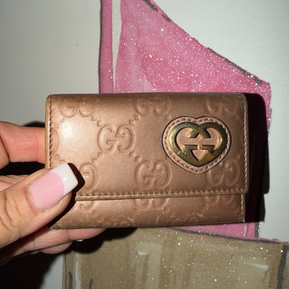 Gucci ๐ค Tan Leather Key Holder with Heart Logo and Gold hardware - Picture 3 of 6